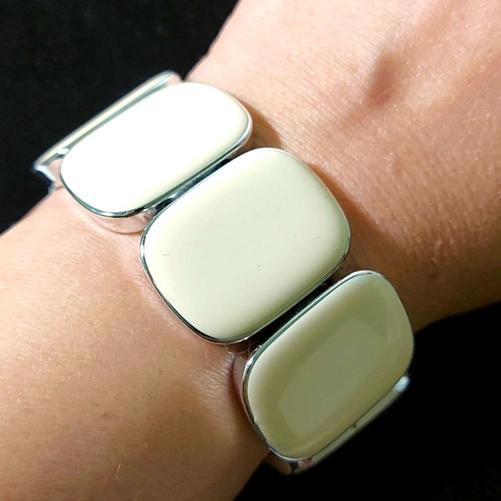 Free Chunky '60s Style Bracelet in Cream & Silver